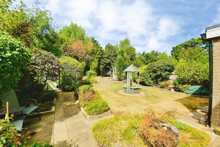 4 bedroom Detached house for sale in Lubbesthorpe Road, Leicester, LE3