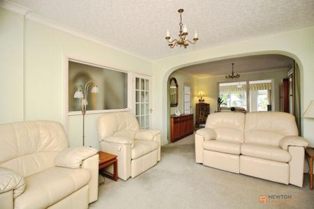 4 bedroom Detached house for sale in Lubbesthorpe Road, Leicester, LE3