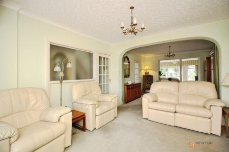 4 bedroom Detached house for sale in Lubbesthorpe Road, Leicester, LE3
