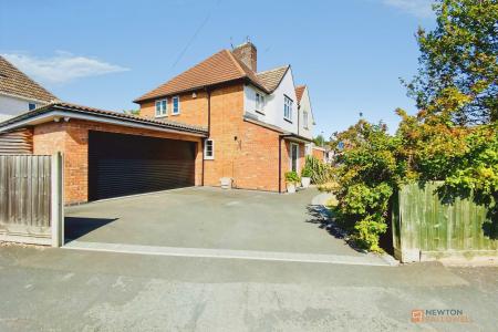 3 bedroom Semi-detached house for sale in Erdyngton Road, Leicester, LE3