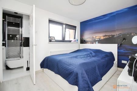 3 bedroom Semi-detached house for sale in Darien Way, Braunstone, LE3