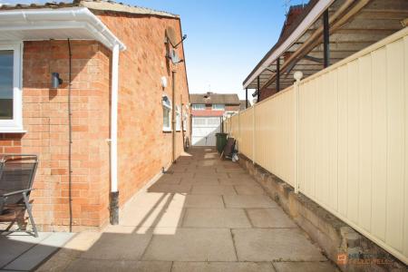 3 bedroom Semi-detached bungalow for sale in Farmway, Leicester, LE3
