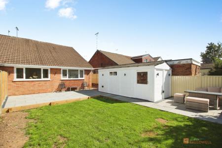 3 bedroom Semi-detached bungalow for sale in Farmway, Leicester, LE3