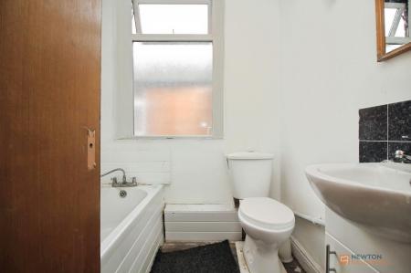 4 bedroom End of terrace house for sale in Fosse Road South, Leicester, LE3