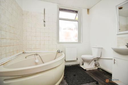 4 bedroom End of terrace house for sale in Fosse Road South, Leicester, LE3