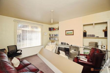 3 bedroom Semi-detached house for sale in Ellesmere Road, Leicester, LE3