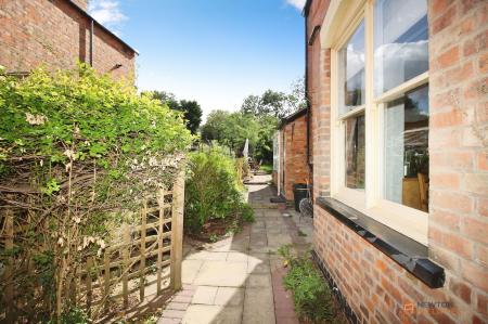 4 bedroom Terraced House for sale in Hinckley Road, Leicester, LE3