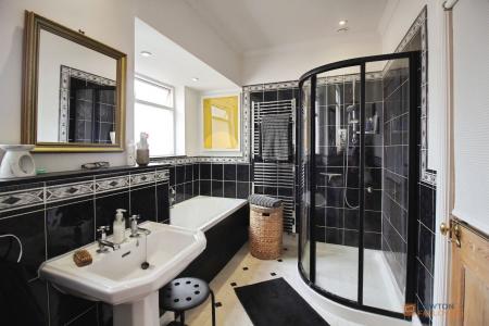 4 bedroom Terraced House for sale in Hinckley Road, Leicester, LE3