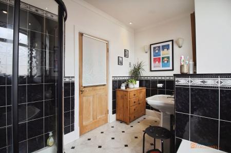 4 bedroom Terraced House for sale in Hinckley Road, Leicester, LE3