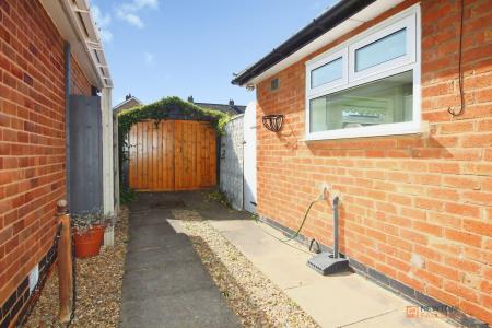 2 bedroom Semi-detached house for sale in Willow Road, Blaby, LE8