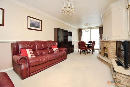 3 bedroom Semi-detached house for sale in Stonehurst Road, Leicester, LE3