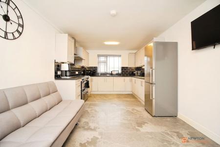 4 bedroom Detached bungalow for sale in Queens Drive, Leicester Forest East, LE3