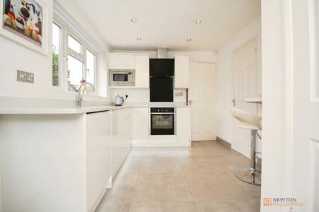 4 bedroom Detached house for sale in Kestrel Close, Leicester Forest East, LE3