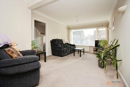 5 bedroom Detached house for sale in Farmway, Braunstone Town, Leicester, LE3