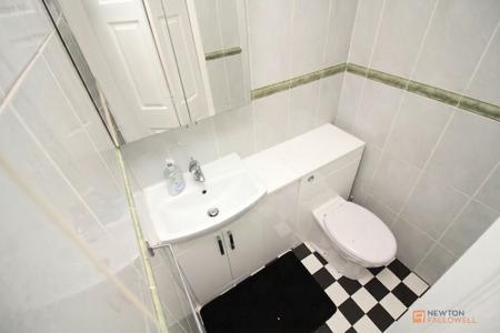 5 bedroom Detached house for sale in Farmway, Braunstone Town, Leicester, LE3