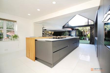 5 bedroom Detached house for sale in Bolus Road, Leicester, LE3