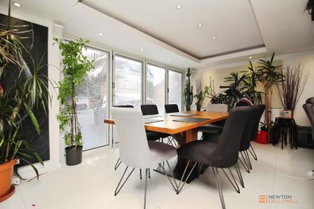 5 bedroom Detached house for sale in Bolus Road, Leicester, LE3