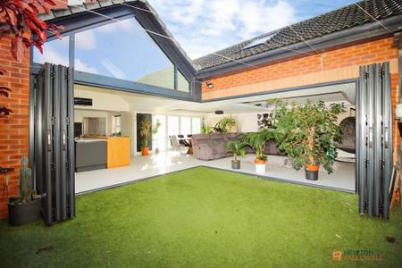5 bedroom Detached house for sale in Bolus Road, Leicester, LE3
