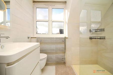 5 bedroom Detached house for sale in Bolus Road, Leicester, LE3