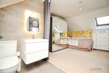 5 bedroom Detached house for sale in Bolus Road, Leicester, LE3