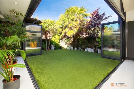 5 bedroom Detached house for sale in Bolus Road, Leicester, LE3