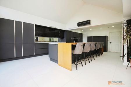 5 bedroom Detached house for sale in Bolus Road, Leicester, LE3
