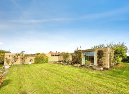 4 bedroom Detached bungalow for sale in Barlings Lane, Langworth, LN3