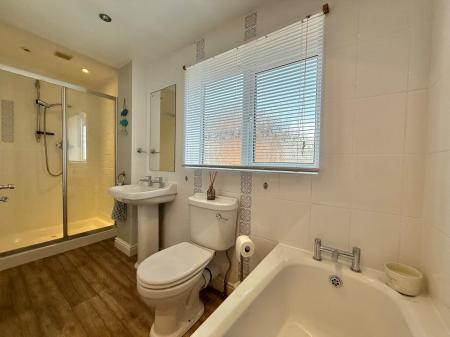 4 bedroom Detached house for sale in Hunt Lea Avenue, Lincoln, LN6