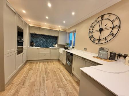 5 bedroom Bungalow for sale in Lincoln Road, North Hykeham, LN6