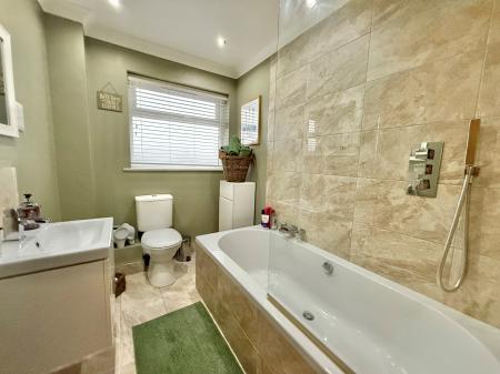 5 bedroom Bungalow for sale in Lincoln Road, North Hykeham, LN6