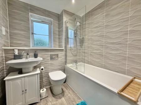 4 bedroom Semi-detached house for sale in Swallow Gate, Saxilby, LN1