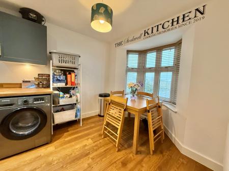 4 bedroom Semi-detached house for sale in Swallow Gate, Saxilby, LN1