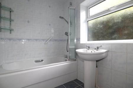 4 bedroom Detached bungalow to let in The Chalfonts, Branston, LN4