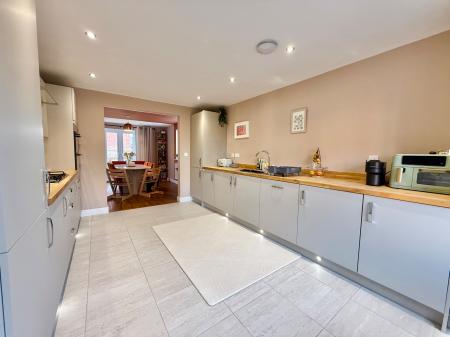 4 bedroom Detached house for sale in Frank Ford Close, Saxilby, LN1