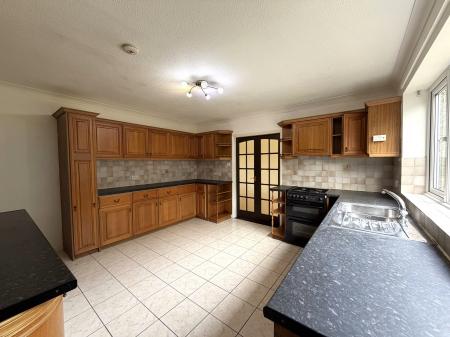 4 bedroom Detached house to let in Riseholme Road, Lincoln, LN1