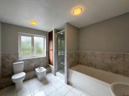 4 bedroom Detached house to let in Riseholme Road, Lincoln, LN1