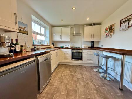 4 bedroom Detached house for sale in Maple Drive, Sudbrooke, LN2