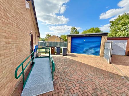 2 bedroom Detached bungalow for sale in Waltham Close, Lincoln, LN6