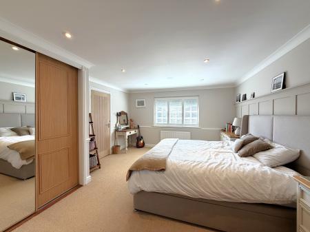 4 bedroom Detached house for sale in Lincoln Road, Bassingham, LN5