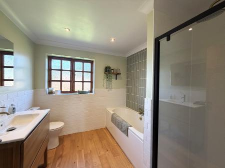 4 bedroom Detached house for sale in Lincoln Road, Bassingham, LN5