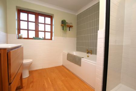 4 bedroom Detached house for sale in Lincoln Road, Bassingham, LN5