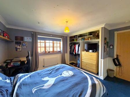 4 bedroom Detached house for sale in Lincoln Road, Bassingham, LN5