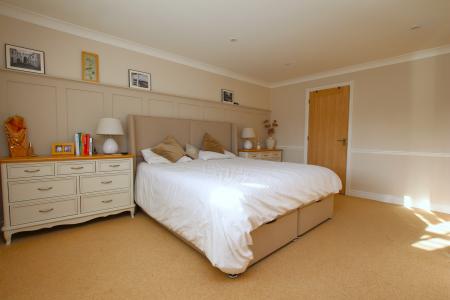 4 bedroom Detached house for sale in Lincoln Road, Bassingham, LN5