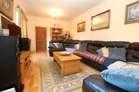 5 bedroom Detached house for sale in Station Road, Thorpe-on-the-Hill, LN6