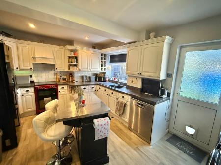 4 bedroom Semi-detached house for sale in Manor Leas Close, Lincoln, LN6