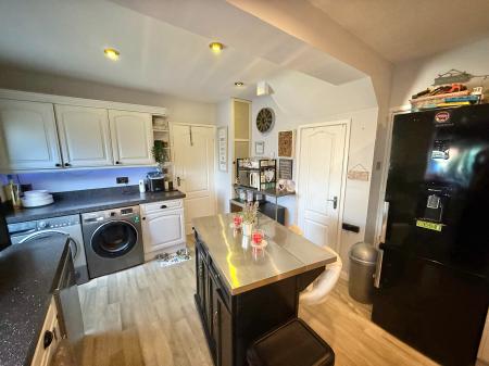 4 bedroom Semi-detached house for sale in Manor Leas Close, Lincoln, LN6