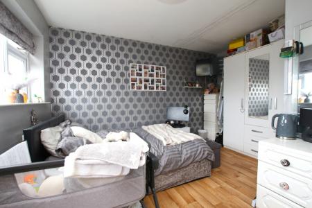 4 bedroom Semi-detached house for sale in Manor Leas Close, Lincoln, LN6