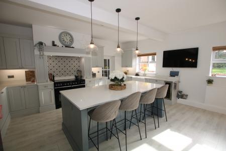 6 bedroom Detached house for sale in Lime Grove, Bassingham, LN5