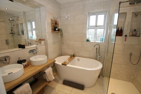 6 bedroom Detached house for sale in Lime Grove, Bassingham, LN5