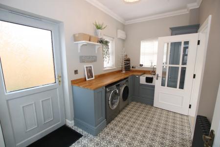 6 bedroom Detached house for sale in Lime Grove, Bassingham, LN5